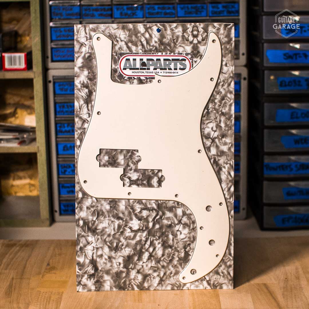 Pickguard Allparts pour Precision Bass Parchment 3 plis