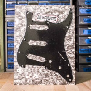 Pickguard Allparts pour Stratocaster Noir 3 plis 11 trous