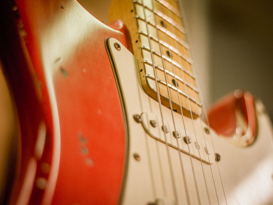 Stratocaster Hot Rod Red Racing Over Black Relic