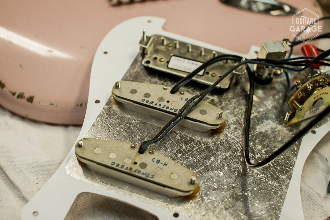 stratocaster HSS Guitare Garage Shell Pink Relic