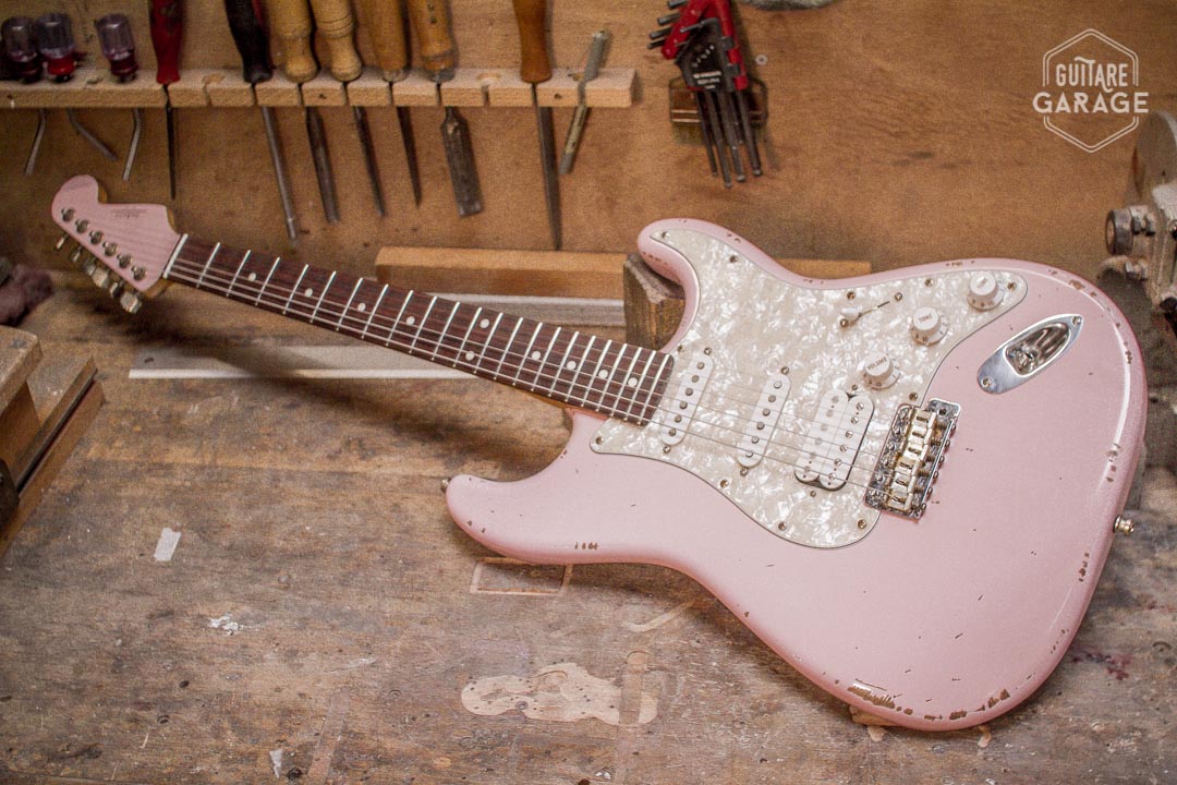 stratocaster HSS Guitare Garage Shell Pink Relic