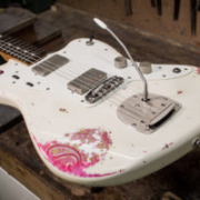Partcaster Guitare Garage Jazzmaster Omypic White over Pink Paisley Relic Matching Headstock