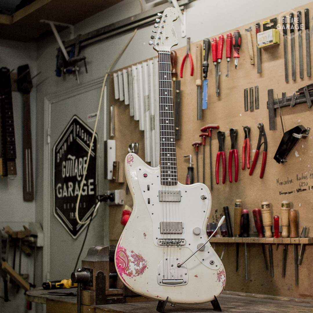 Partcaster Guitare Garage Jazzmaster Omypic White over Pink Paisley Relic Matching Headstock