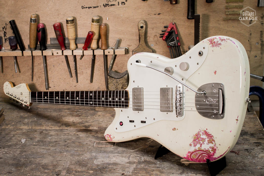 Partcaster Guitare Garage Jazzmaster Omypic White over Pink Paisley Relic Matching Headstock