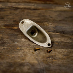 Support jack ou jackplate nickel pour stratocaster Relic By Guitare Garage