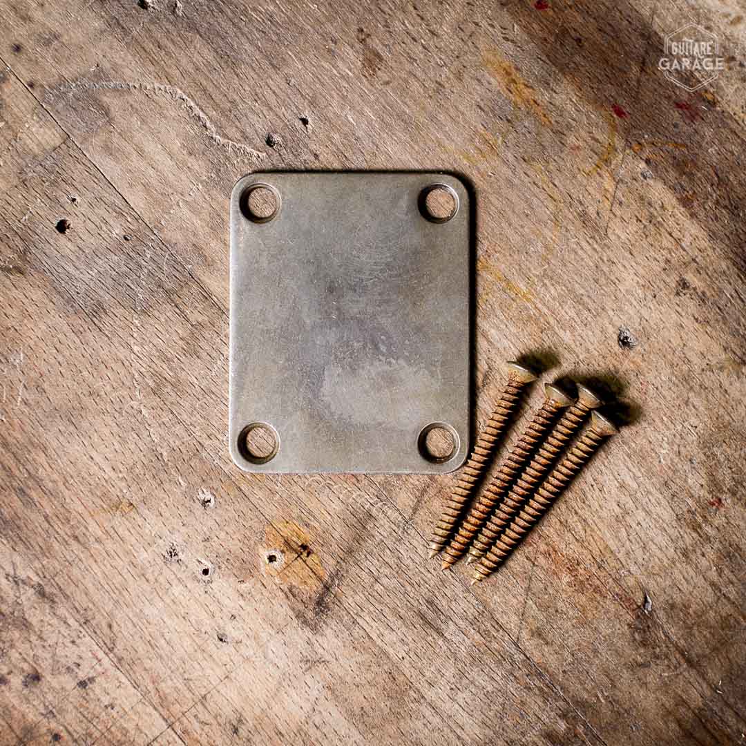 Plaque de manche (neck plate) Style Fender fixation 4 points Relic By Guitare Garage
