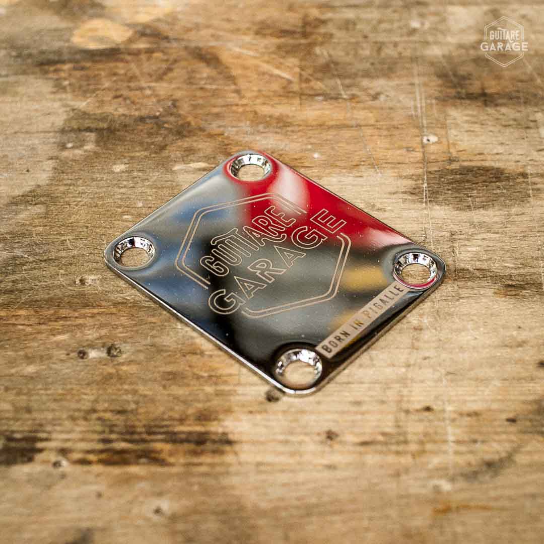 Neckplate type Fender avec logo Guitare Garage finition Chrome