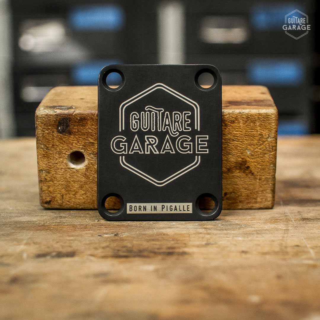 Neckplate type Fender avec logo Guitare Garage finition noire