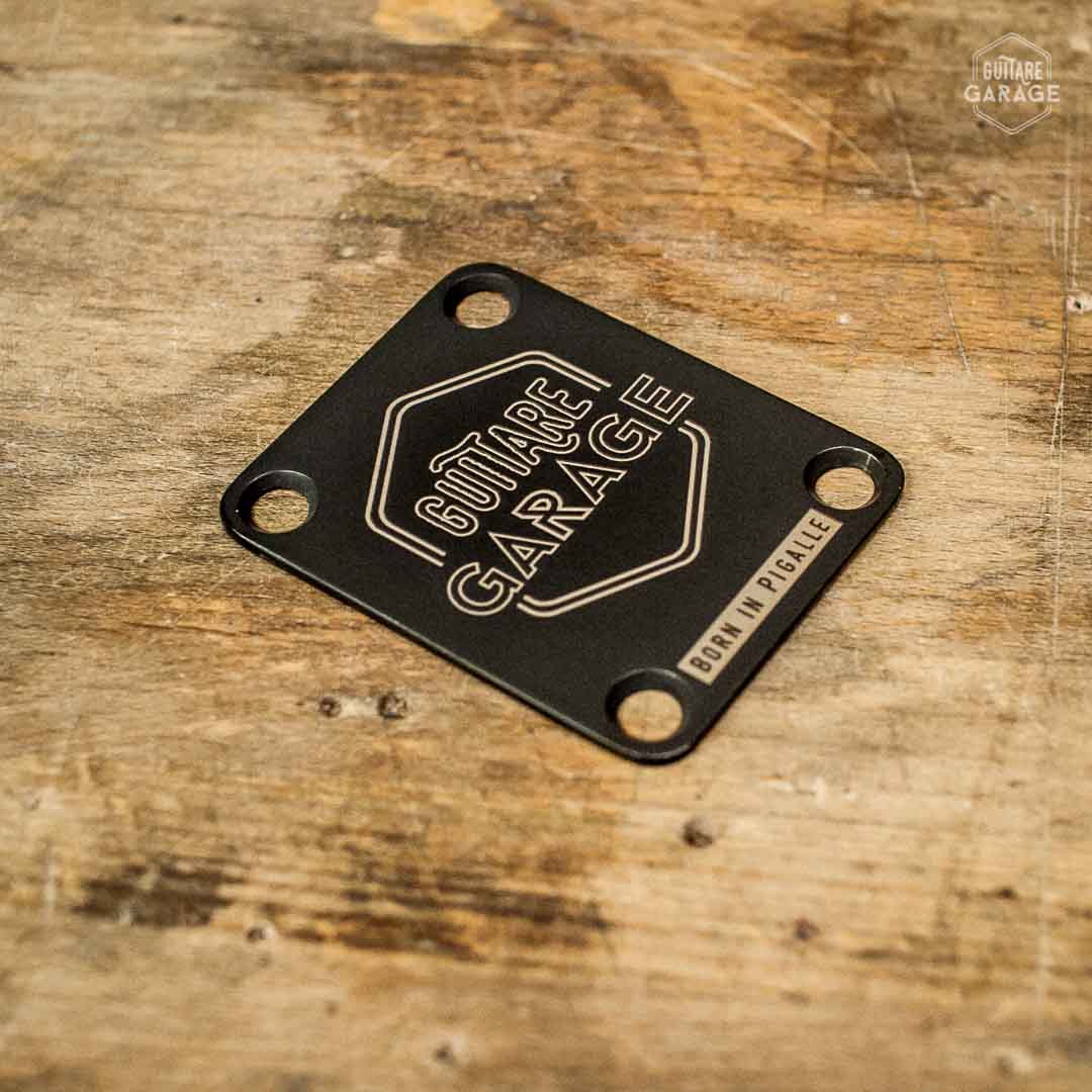 Neckplate type Fender avec logo Guitare Garage finition noire
