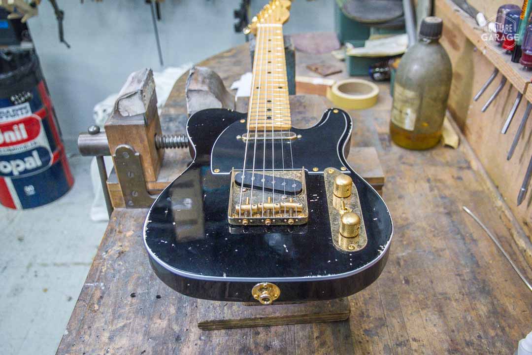 Minicaster Black Relic Simple Binding Blanc Gold Edition