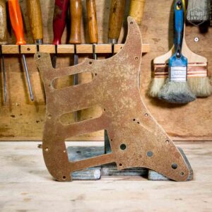 Pickguard Stratocaster SSH Rusted Metal 1 pli Relic By Guitare Garage