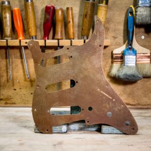 Pickguard Stratocaster SSS Rusted Metal 1 pli Relic By Guitare Garage