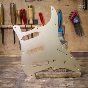 Pickguard Stratocaster SSS Aluminium Anodisé Gold Guitare Garage