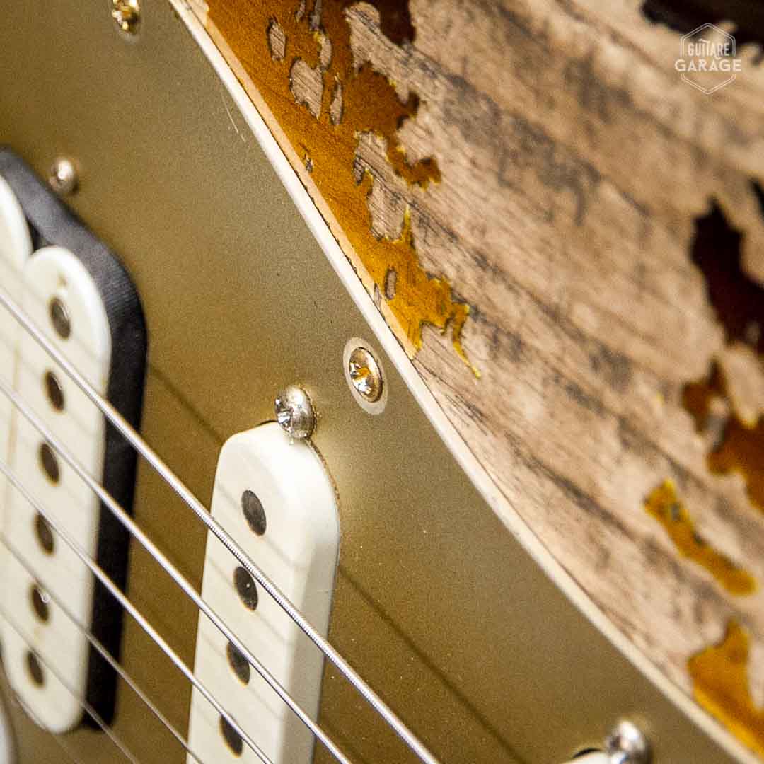 Pickguard Stratocaster HSS Aluminium Anodisé Gold Relic by Guitare Garage – Image 6