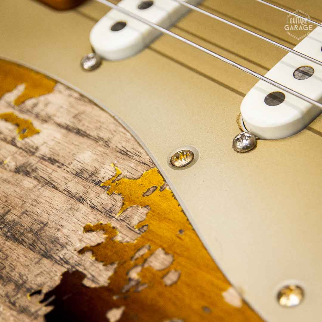 Pickguard Stratocaster HSS Aluminium Anodisé Gold Relic by Guitare Garage – Image 7