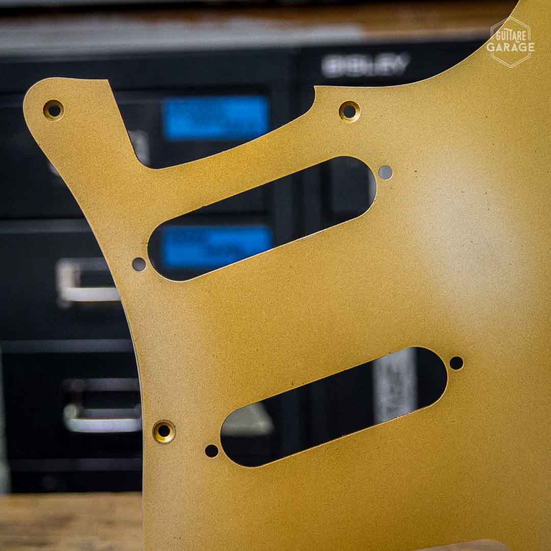 Pickguard Stratocaster SSS Aluminium Anodisé Gold Relic by Guitare Garage