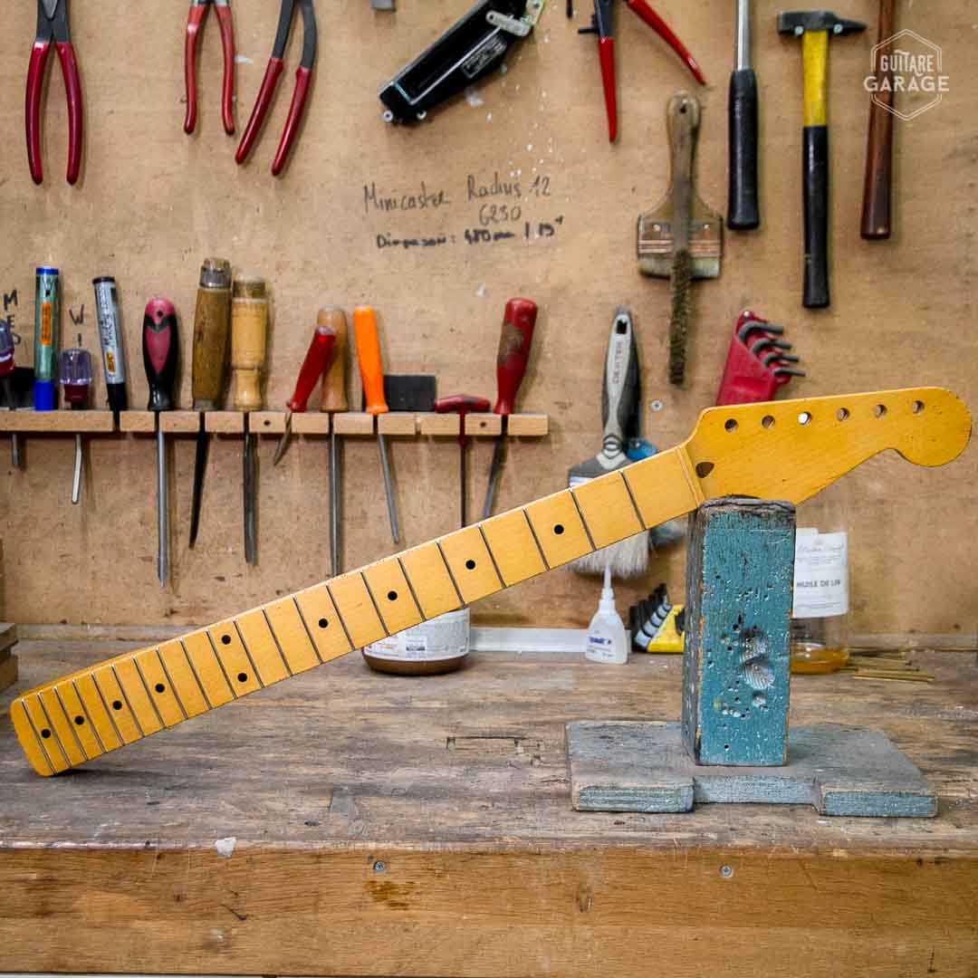Manche AllParts pour Stratocaster Touche Erable 21 Frettes Radius 10 Vernis et Relic by Guitare Garage – Image 3