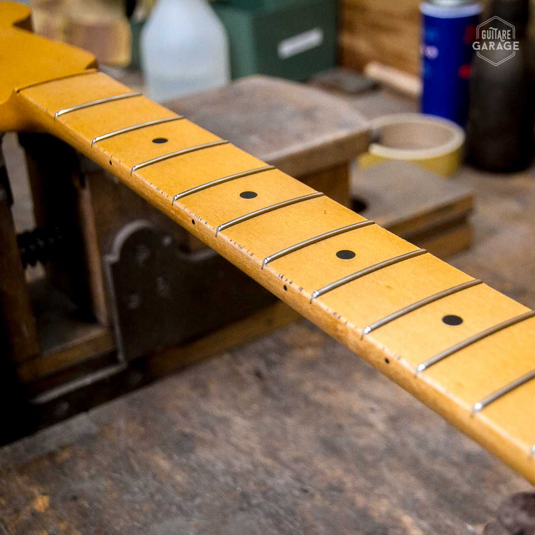 Manche AllParts pour Stratocaster Touche Erable 21 Frettes Radius 10 Vernis et Relic by Guitare Garage – Image 2