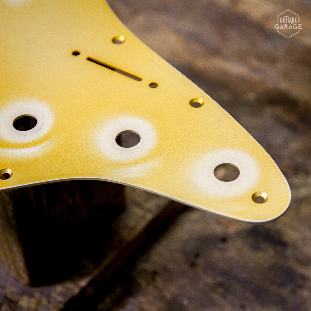 Pickguard Stratocaster HSS Aluminium Anodisé Gold Relic by Guitare Garage