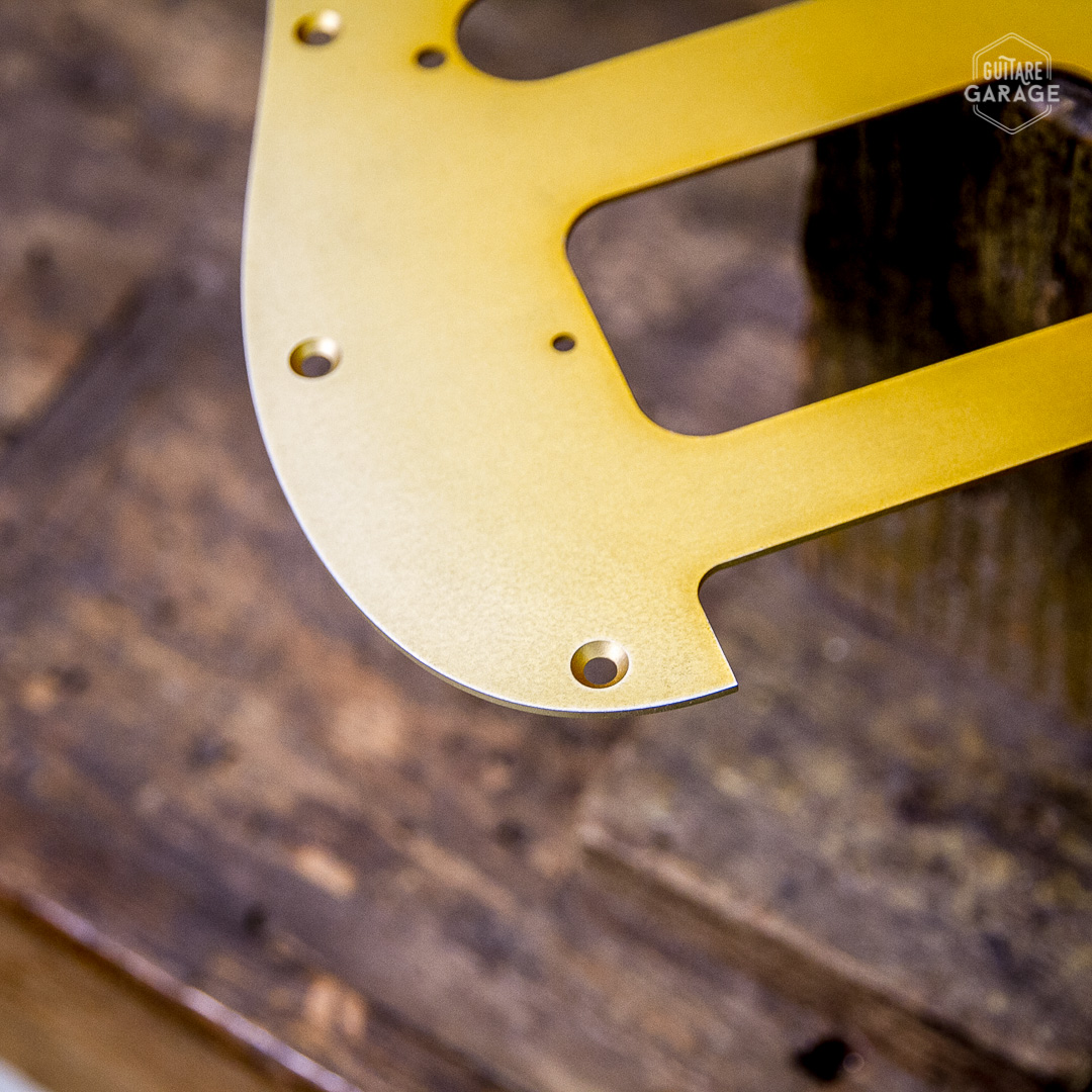 Pickguard Stratocaster HSS Aluminium Anodisé Gold Relic by Guitare Garage