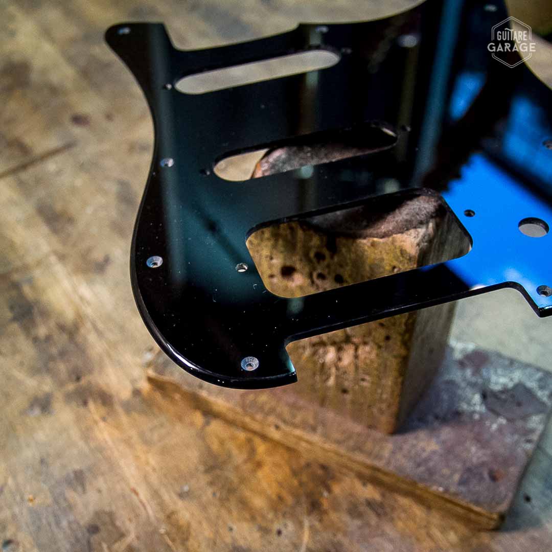 Pickguard Type Black Strat Gilmour en Altuglass Noir Brillant by Guitare Garage Configuration HSS