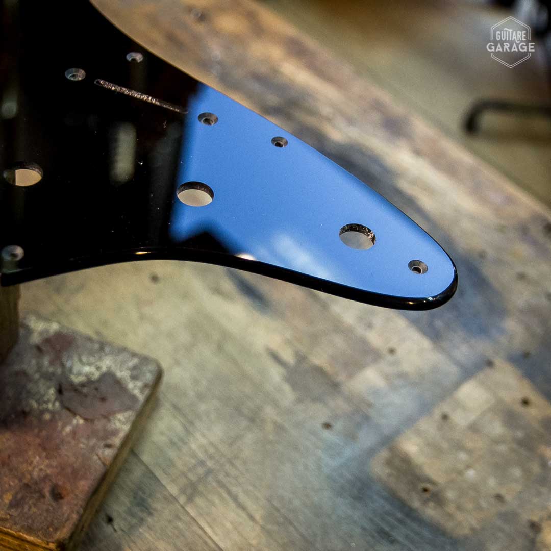 Pickguard Type Black Strat Gilmour en Altuglass Noir Brillant by Guitare Garage Configuration HSS