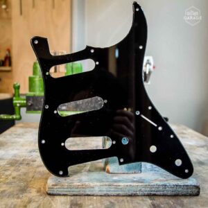 Pickguard Black Strat Gilmour en Altuglass Noir Brillant by Guitare Garage Configuration SSS sans perçage mini switch