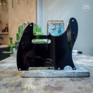 Pickguard pour Telecaster en Altuglass Noir Brillant by Guitare Garage