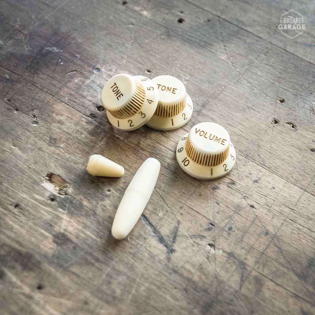 Jeu de boutons cream écriture gold pour Stratocaster relic by Guitare Garage