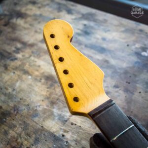 Manche AllParts pour Stratocaster Touche Palissandre 21 Frettes Radius 10 Vernis et Relic by Guitare Garage