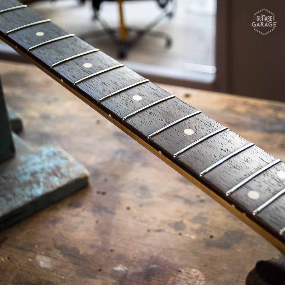 Manche AllParts pour Stratocaster Touche Palissandre 21 Frettes Radius 10 Vernis et Relic by Guitare Garage
