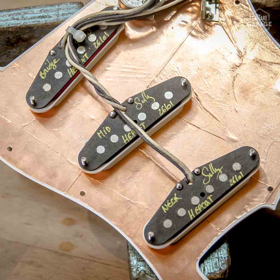 Pickguard pré-câblé Black Strat David Gilmour blanc avec micros Hepcat "Gilmour" – Image 3